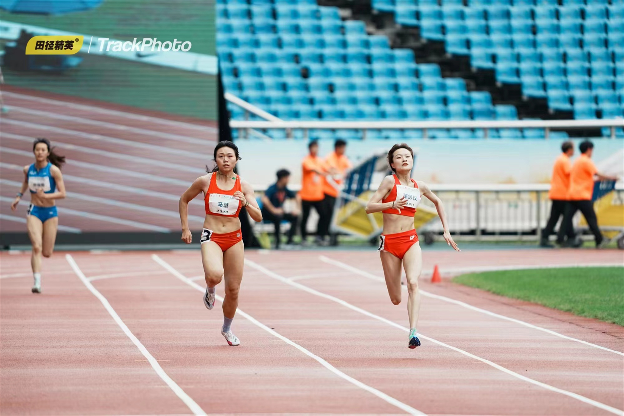 我校運動員蕭頌儀在男女混合4×400米接力比賽中.jpg
